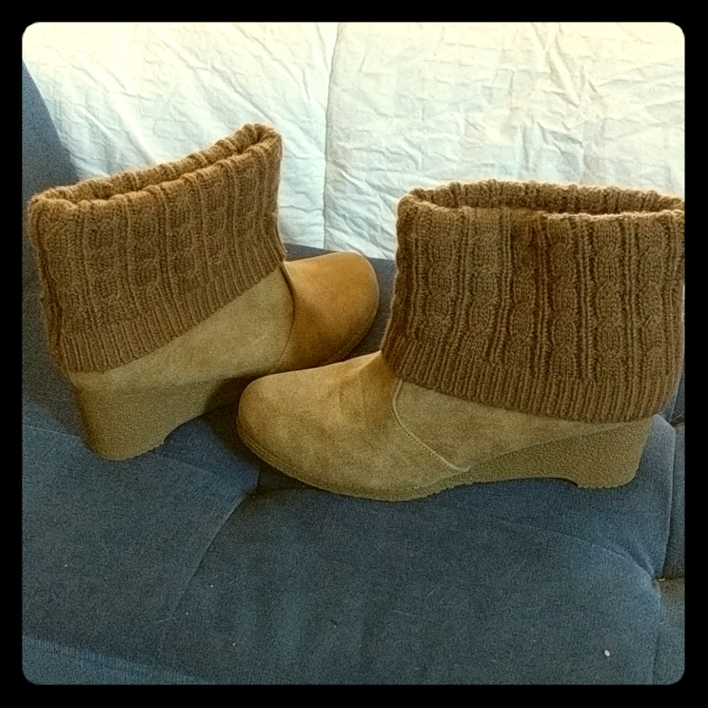 Muk Like size 9 wedge heel sock boot